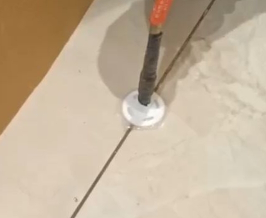 海陵瓷砖空鼓维修公司专业解答瓷砖在铺贴过程中，如果没有涂抹均匀到位的粘结材料（如水泥砂浆或瓷砖胶），可能会导致以下问题