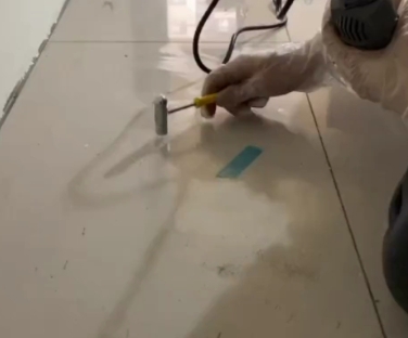 海陵瓷砖开裂维修公司专业分享瓷砖在铺贴前如果没有沥干水分，将会导致以下问题